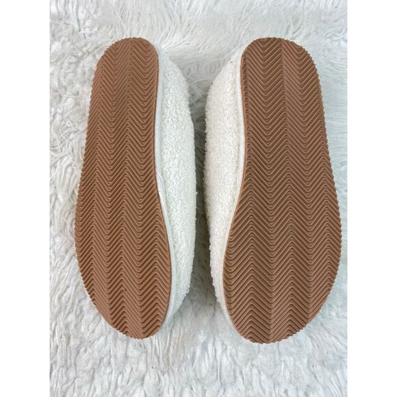 Born Women's S (5-6) Cream Fuzzy Indoor-Outdoor Rubber Sole Slippers - Picture 4 of 6